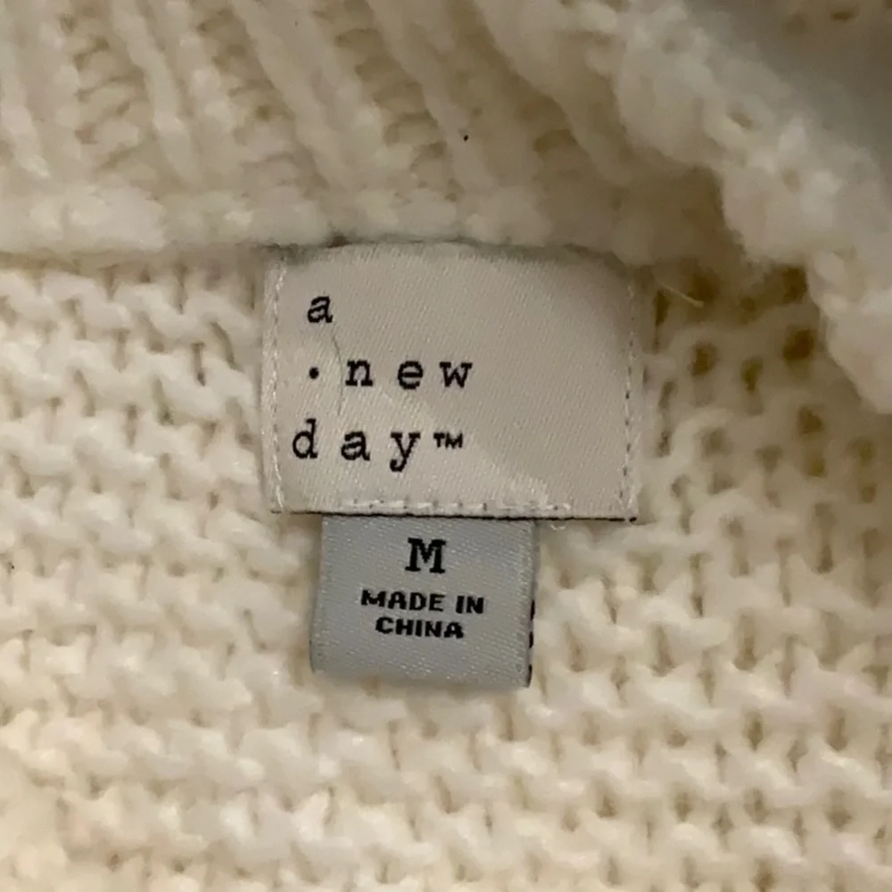 A new day-white long sleeve sweater. Size M - Picture 6 of 7